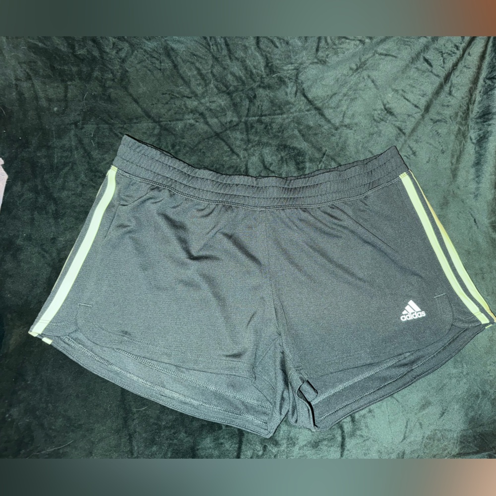 NWT women’s no liner Adidas forest green & light green stripes shorts medium